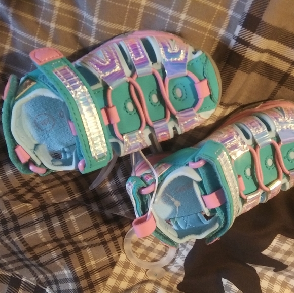 Girl toddler sandals size 6 nwt - Picture 2 of 3